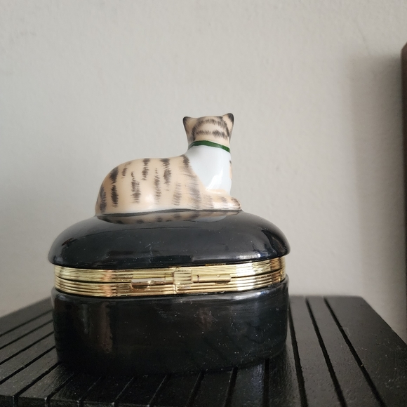 Beautiful Porcelain Japanese Ormolu Trinket Cat Jewelry Box - Picture 3 of 8